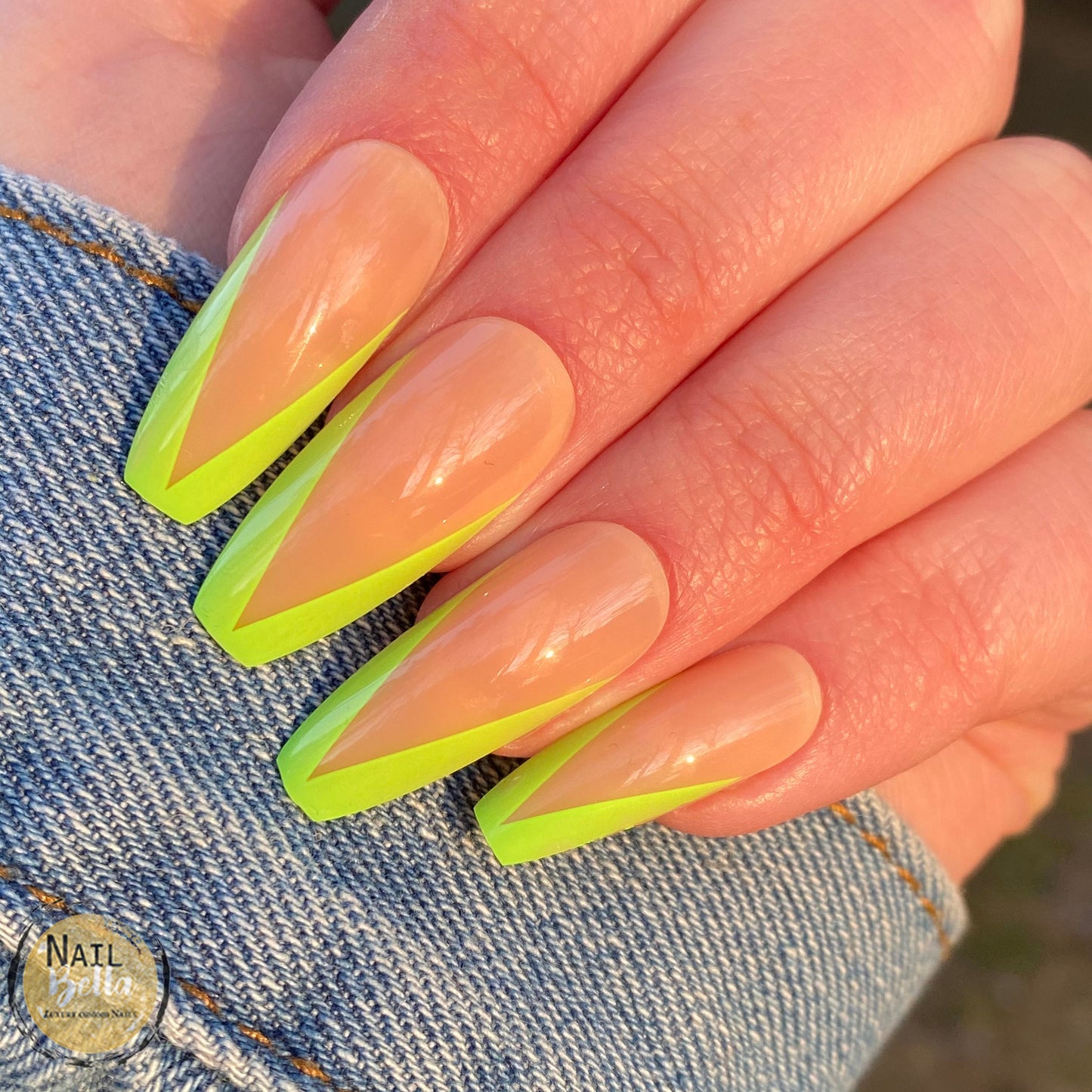 Green V-Shape long Coffin Press On Nails with glue 24 piece Fake Nail False Nail